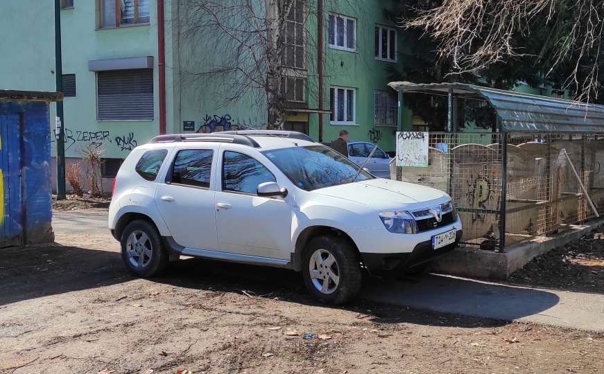 Novi slučaj "parking papka" u Sarajevu: Gdje da prođu stanari zgrade?